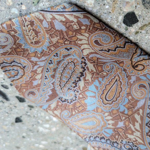 3/$20 - Lanvin Paris 100% Silk Tie - Picture 2 of 4